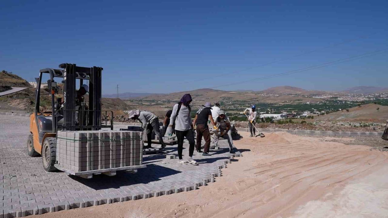 Elazığ Asri Mezarlık'ta altyapı ve çevre düzenlemeleri sürüyor