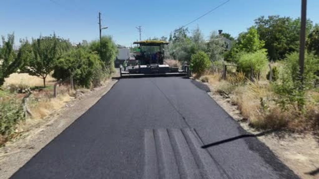 Elazığ'da 40 derecede 160 derecelik asfaltla köy yolları yenileniyor