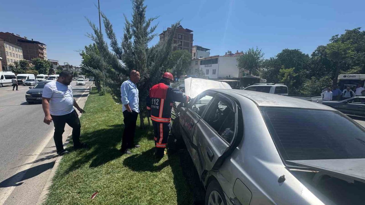 Elazığ'da beton mikseri ile otomobil çarpıştı: 3 yaralı