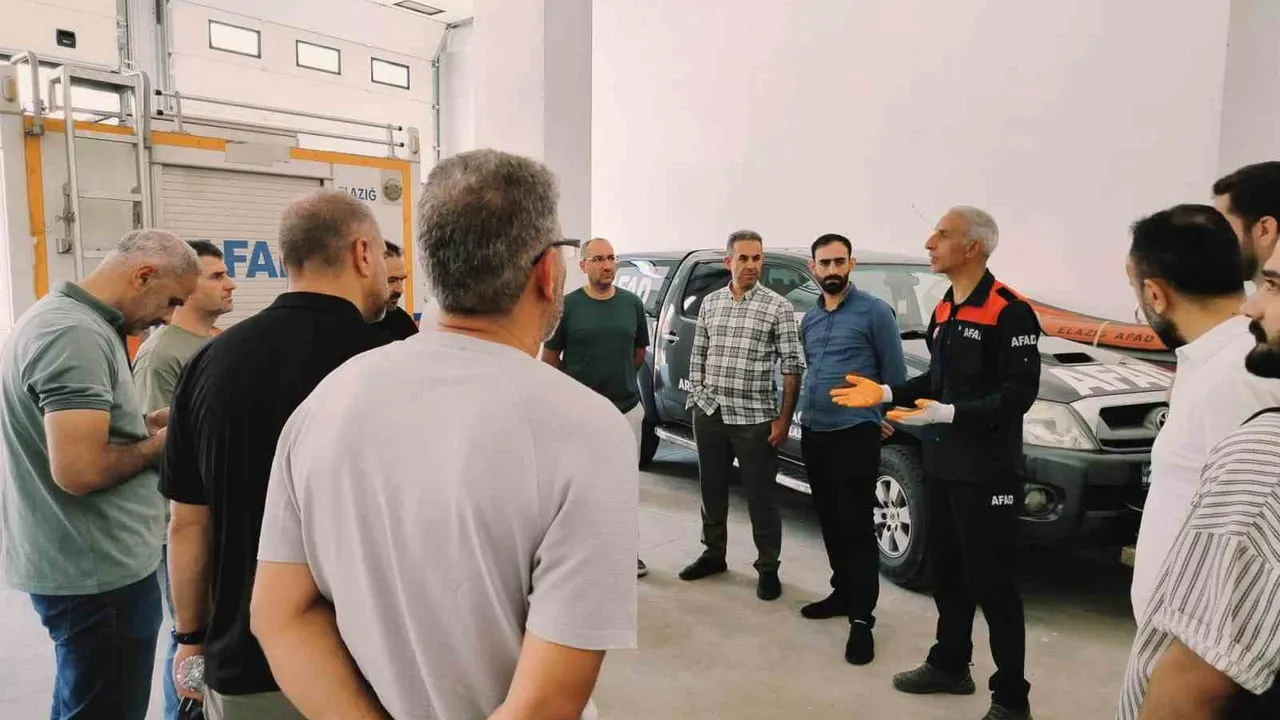 Elazığ'da enkazda arama ve kurtarma eğitimleri sürüyor