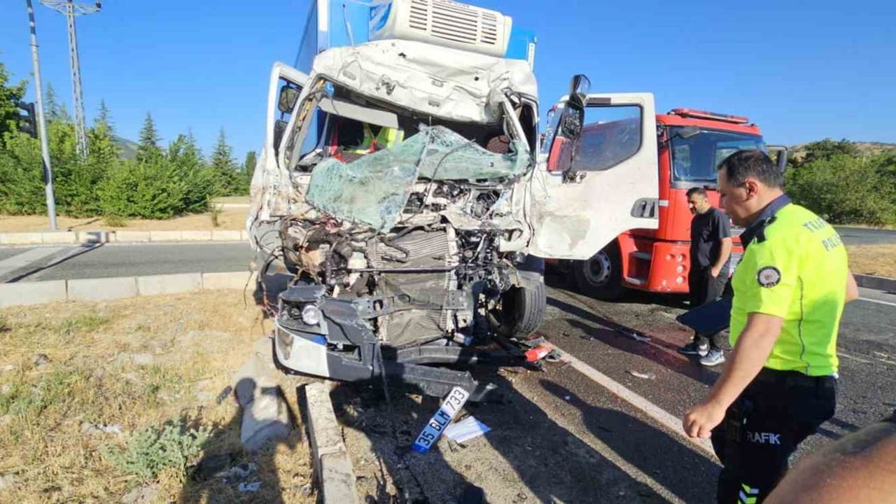 Elazığ'da iki tırın çarpışması sonucu sıkışan sürücü kurtarıldı