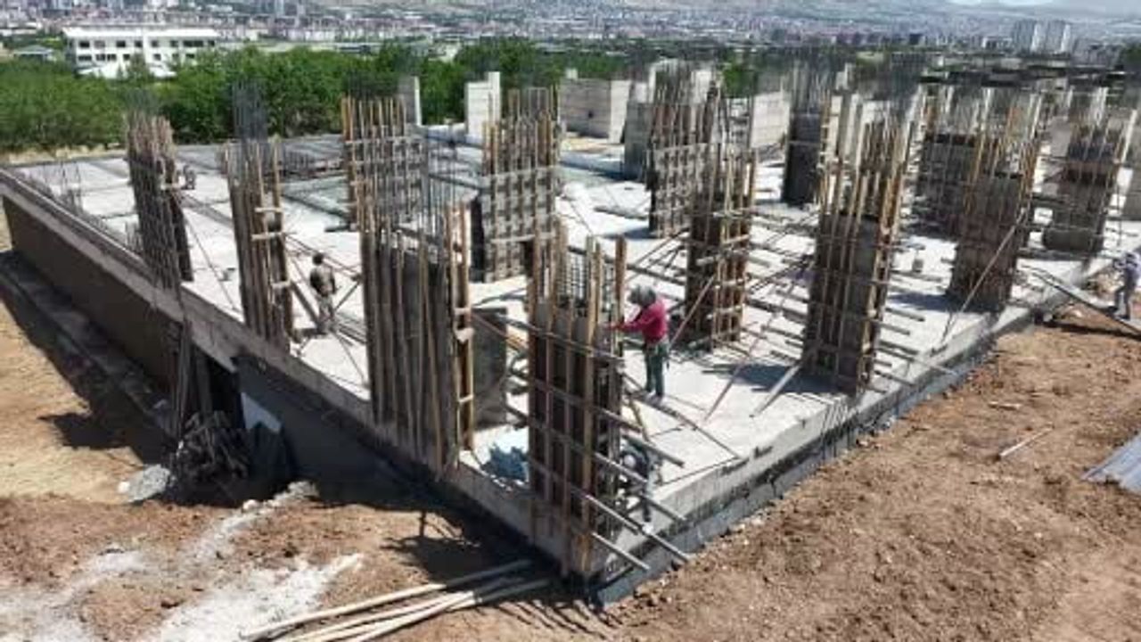 Elazığ’da inşaat işçileri sıcak havada ekmek mücadelesi