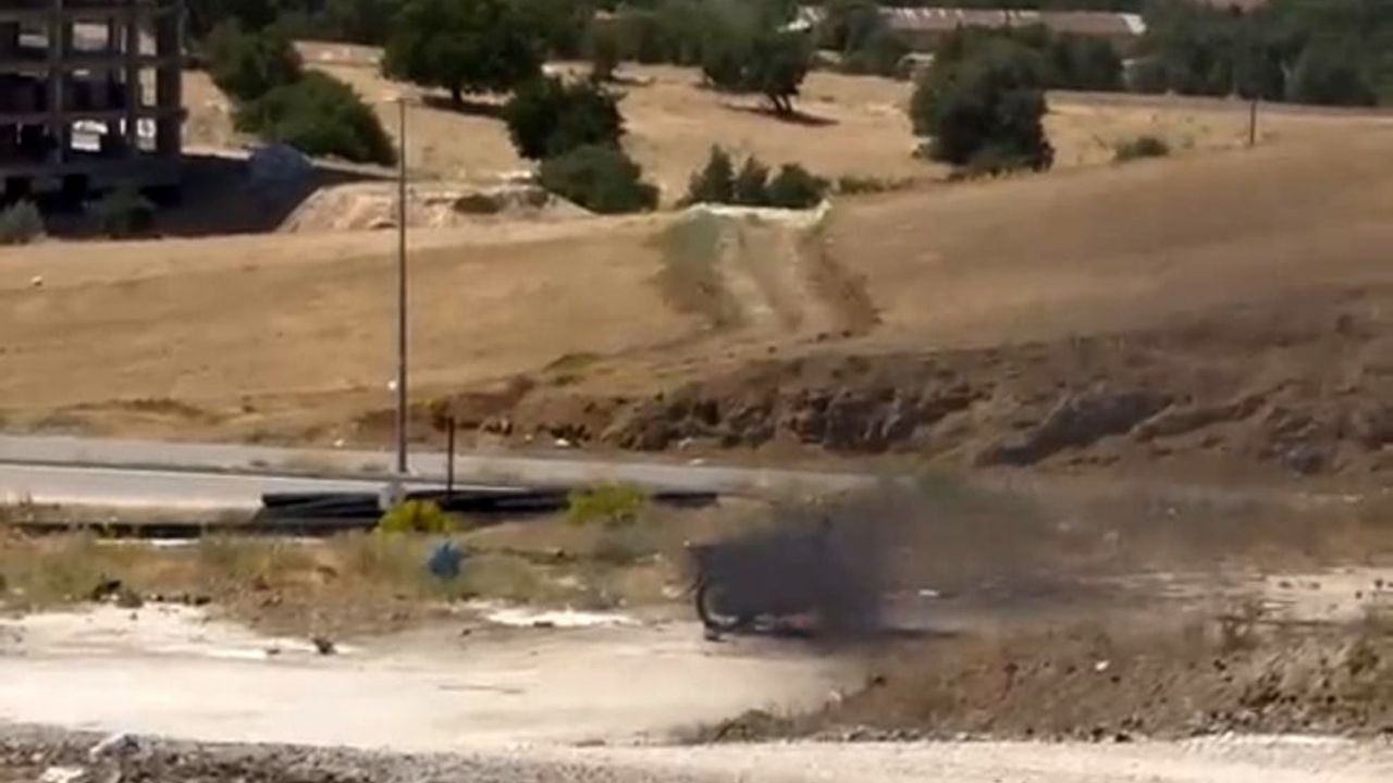 Elazığ'da ıssız alanda park halindeki motosiklet alevlere teslim oldu