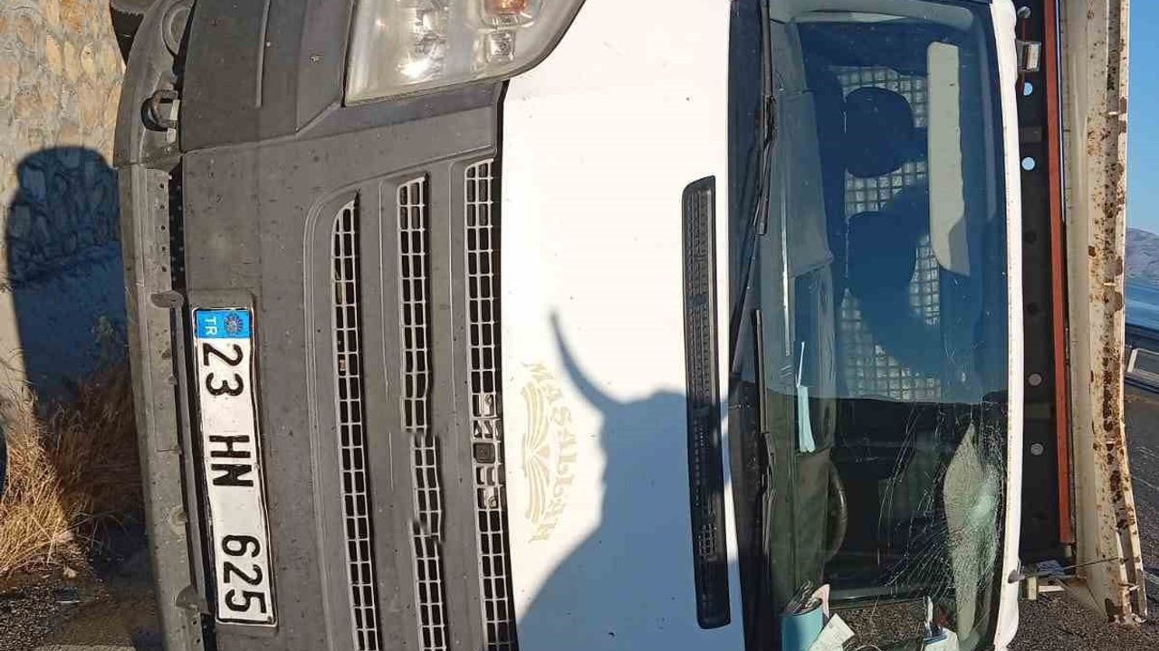 Elazığ’da kamyonet yan yattı: 2 kişi yaralandı