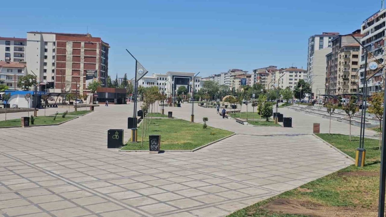 Elazığ'da kavurucu sıcaklar cadde ve sokakları boşalttı