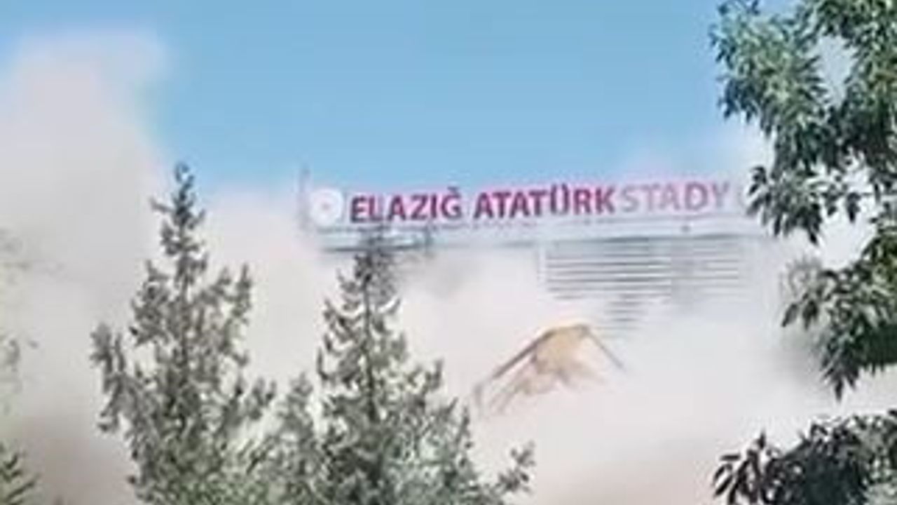 Elazığ’da kontrollü yıkımda operatör son anda atlayarak kurtuldu