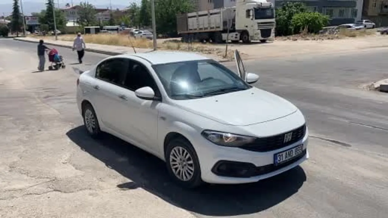 Elazığ'da motosikletle otomobil çarpıştı: sürücü yaralandı
