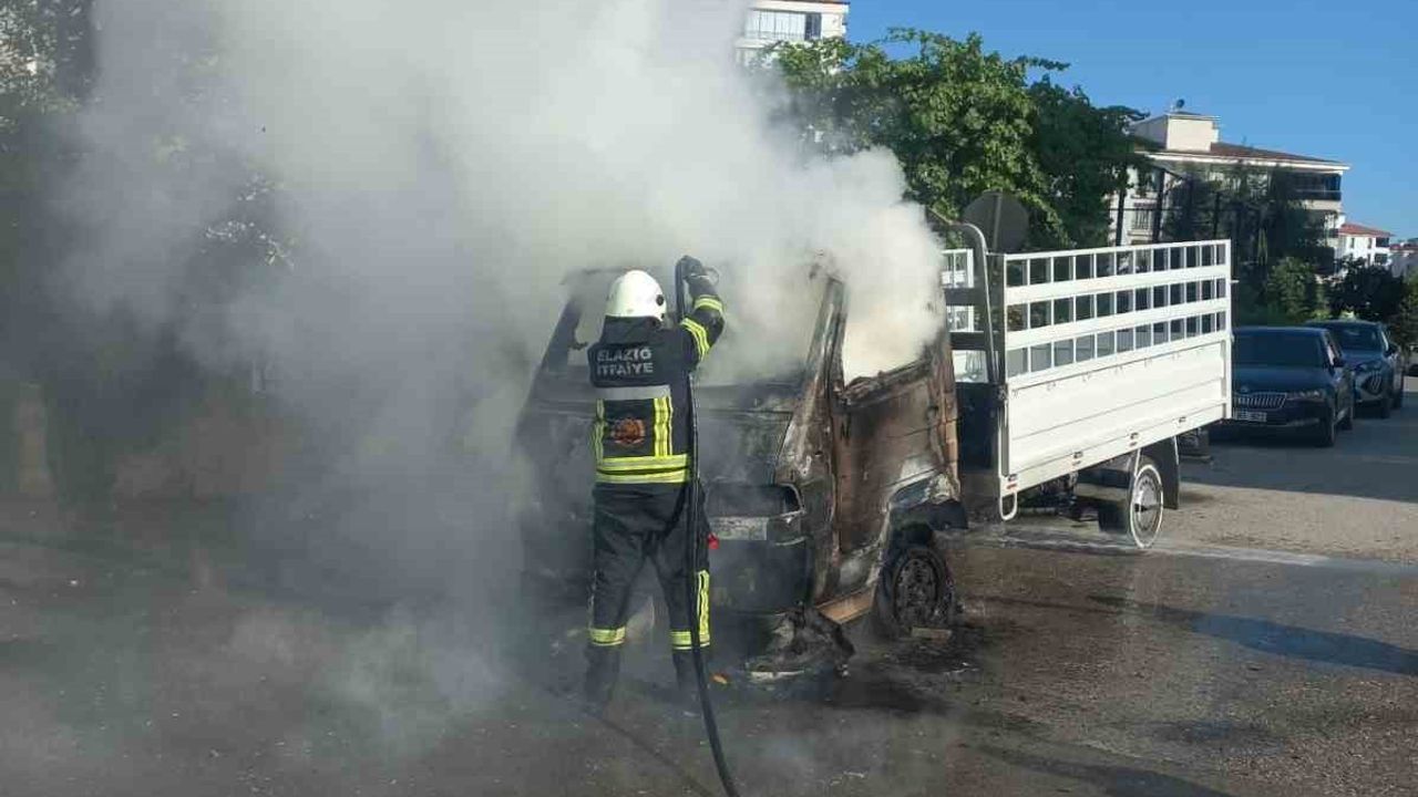 Elazığ'da park halindeki pikap yandı