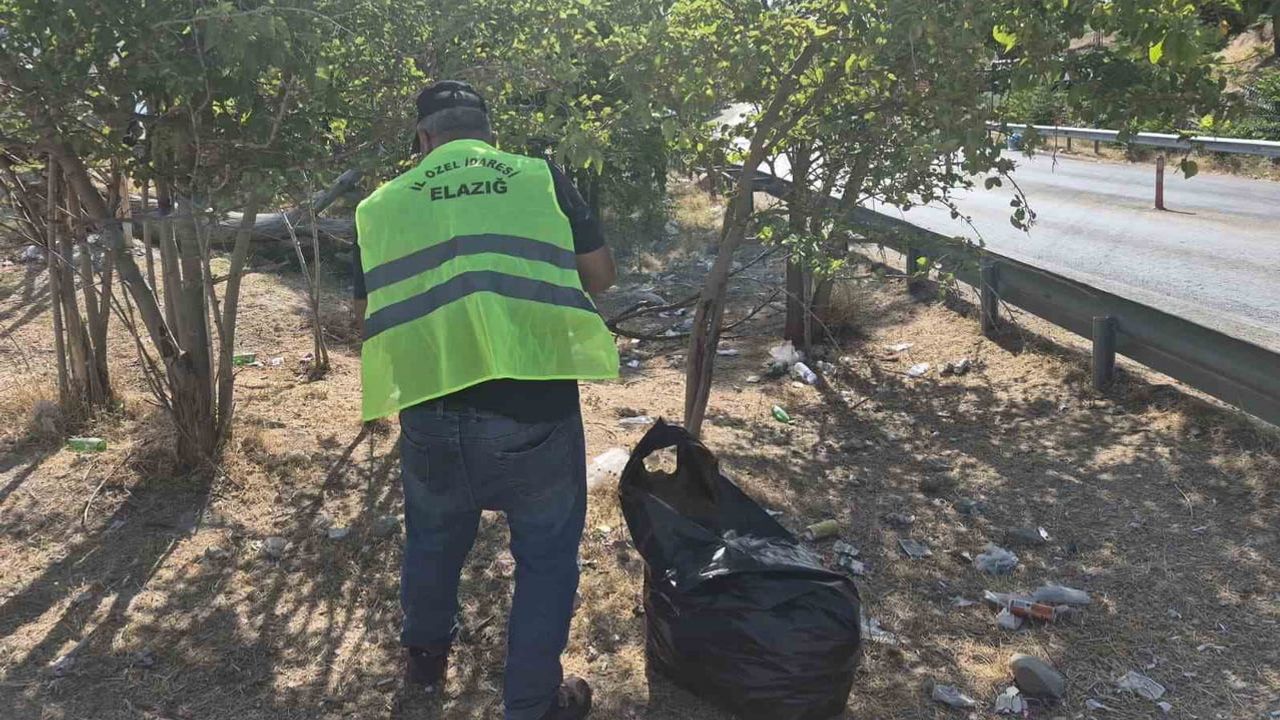 Elazığ’da Pertek Feribot İskelesi güzergahında 4 ton çöp toplandı