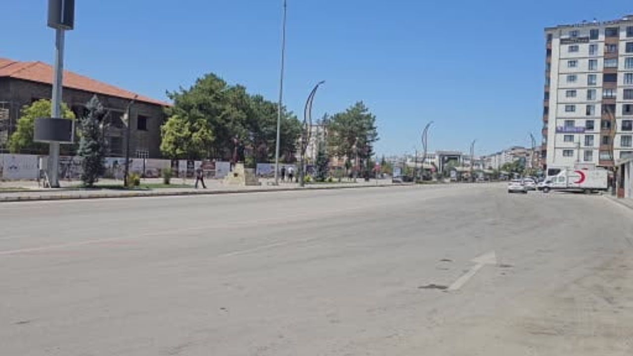 Elazığ’da sıcak hava cadde ve sokakları boşalttı