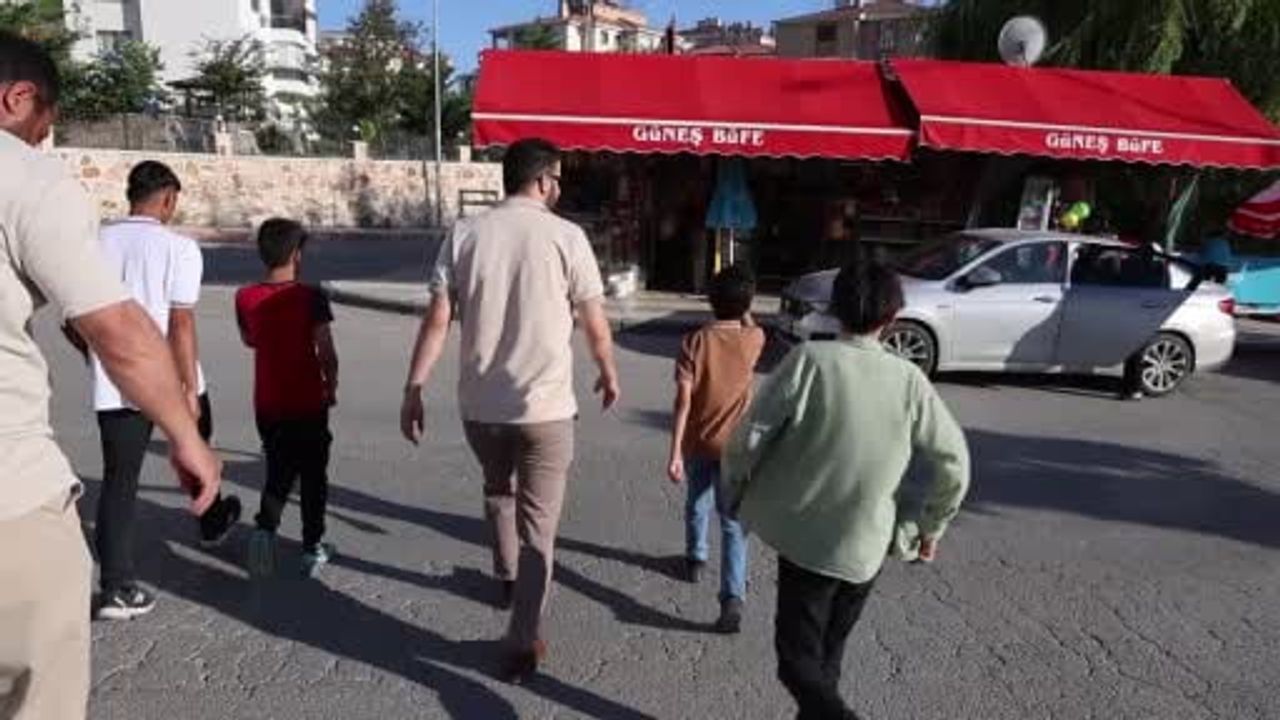 Elazığ'da su parasını boş kovaya koyup kameraya el sallayan çocuklar iş yeri sahibiyle anılarını paylaştı