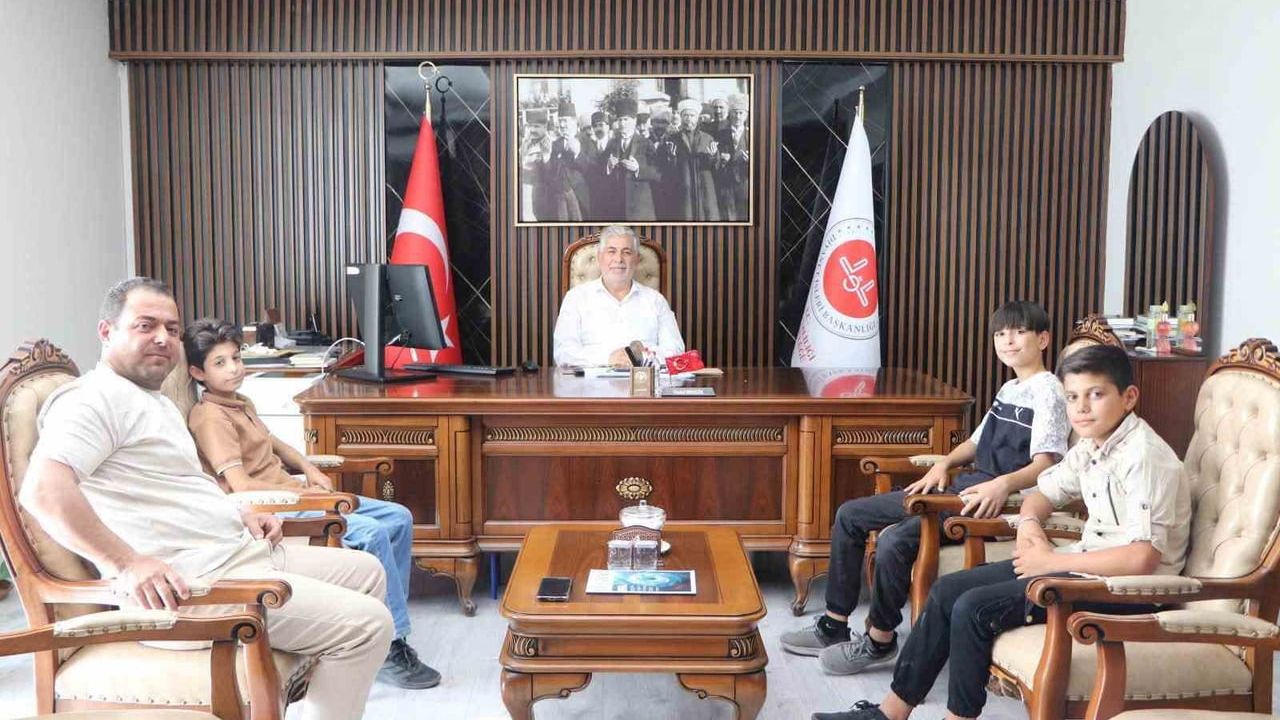 Elazığ'da su ücretini kameraya gösteren çocuklar müftülükte ağırlandı