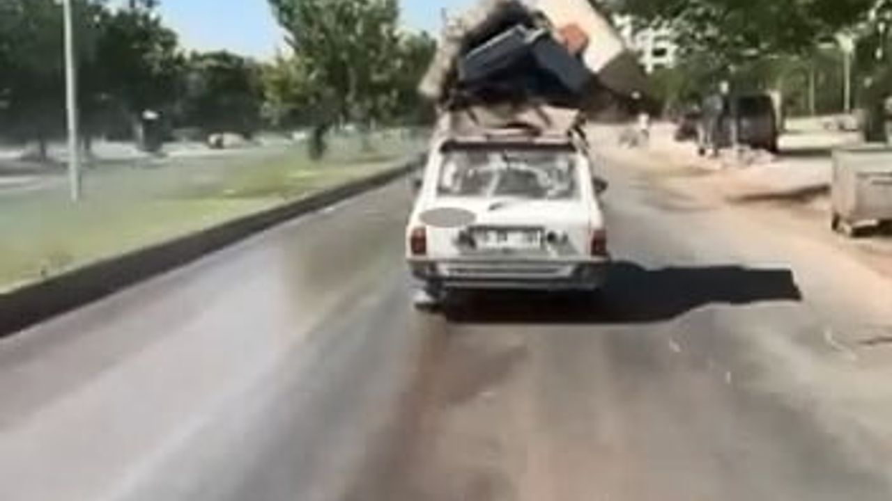 Elazığ'da tavan yüküyle ilerleyen otomobil trafikte risk oluşturdu