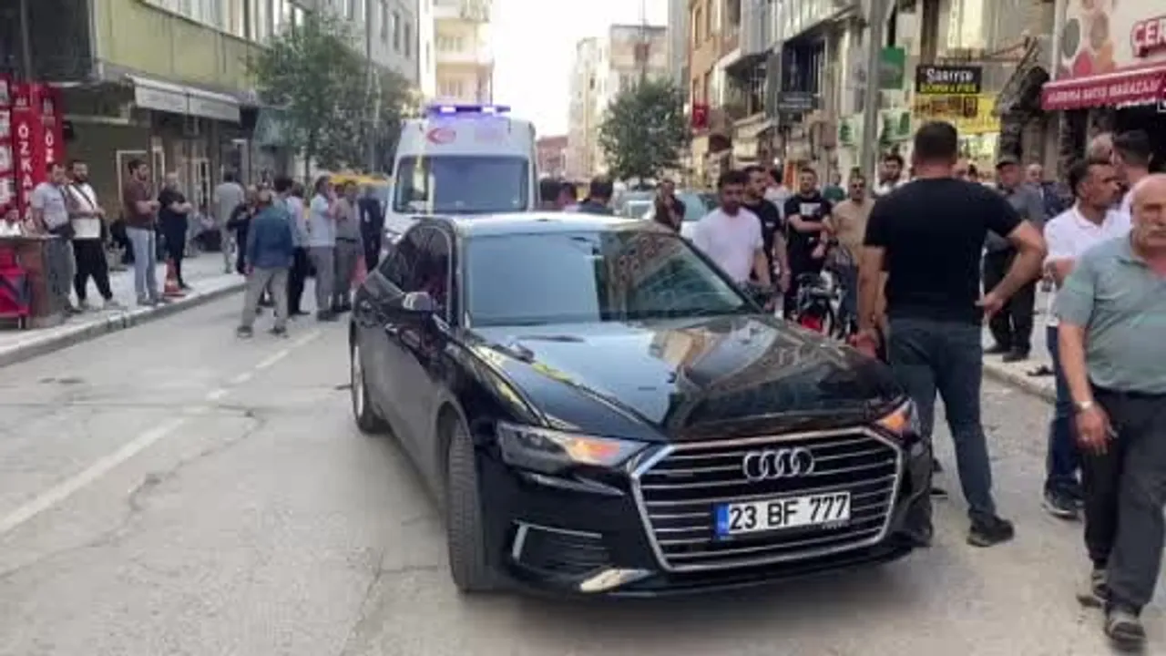 Elazığ'da trafik kazasında motosiklet bir mağazaya girdi, sürücü yaralandı