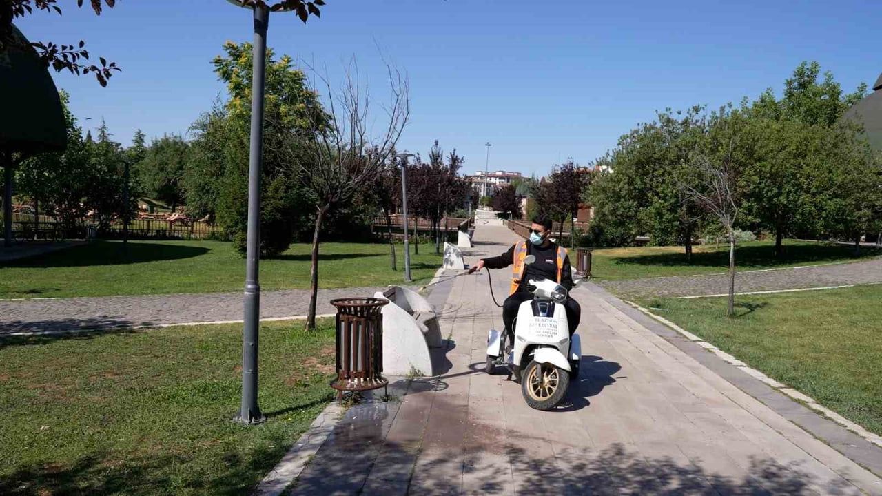 Elazığ’da yaz dönemi zararlılara karşı ilaçlama çalışmaları sürüyor