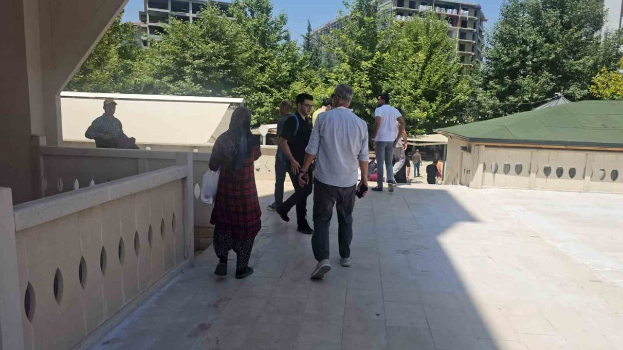 Elazığ'da zabıta operasyonunda araç arkası numarası tutmadı