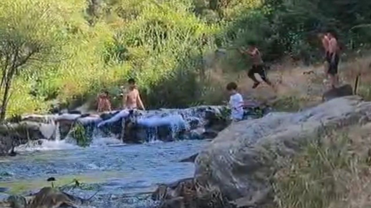 Elazığ'ın Palu ilçesinde dere taşlarıyla doğal yüzme havuzu