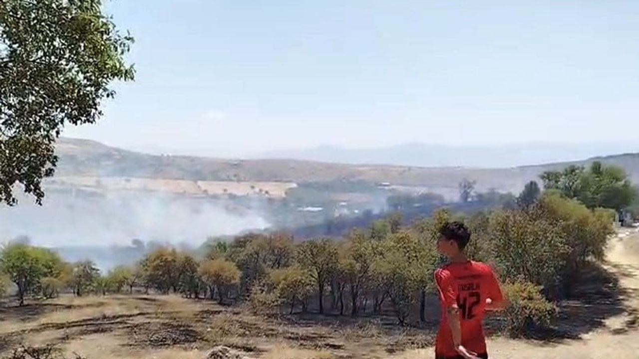Elazığ'ın Sugözü mahallesinde ekip ve vatandaş iş birliğiyle yangın söndürüldü