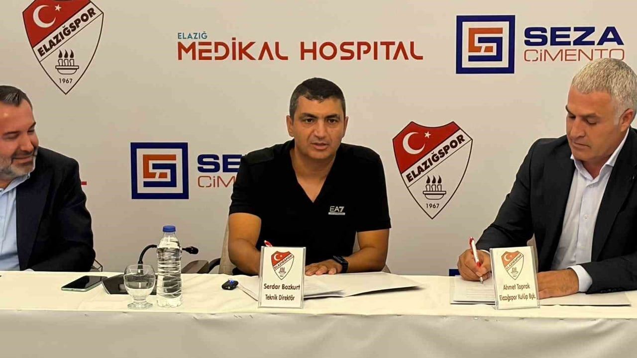 Elazığspor'da imza töreni: Serdar Bozkurt ve 12 futbolcu sözleşme imzaladı