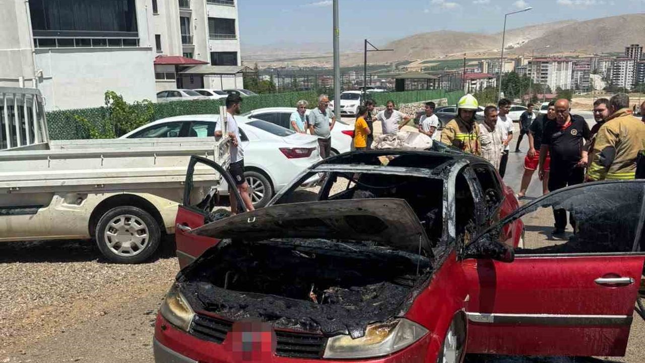 Elbistan'da otomobil yangını