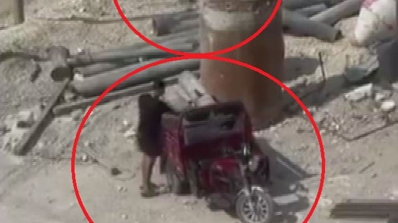 Elektrikli motosikletle inşaattan demir boru çalındı kameraya yansıdı