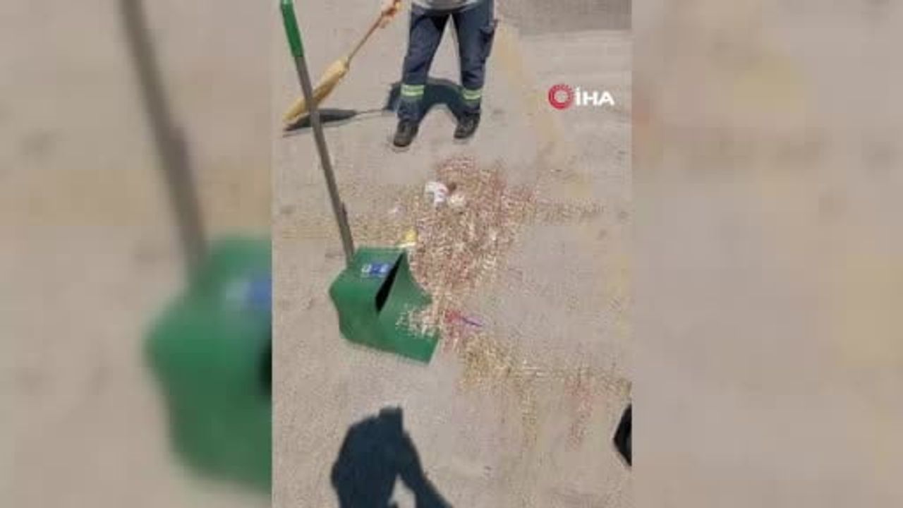 Elmadağ’da vatandaş, parkta yere atılan çöplere tepki gösterdi