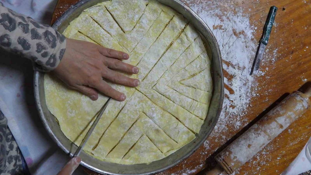 Emekli dönüşü Dernekpazarı'nda mısır unu baklavasını canlandırdı