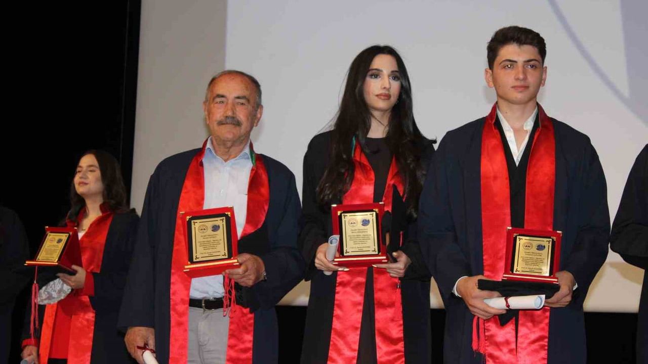 Emekli öğretmen 79 yaşında avukat oldu