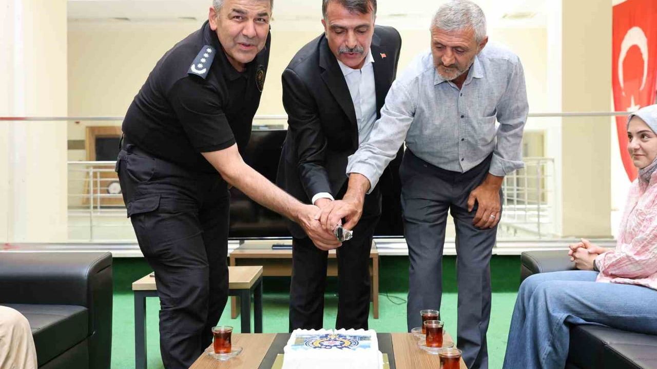 Emekliliğe vefa: Erzurum emniyeti iki personele plaket sundu
