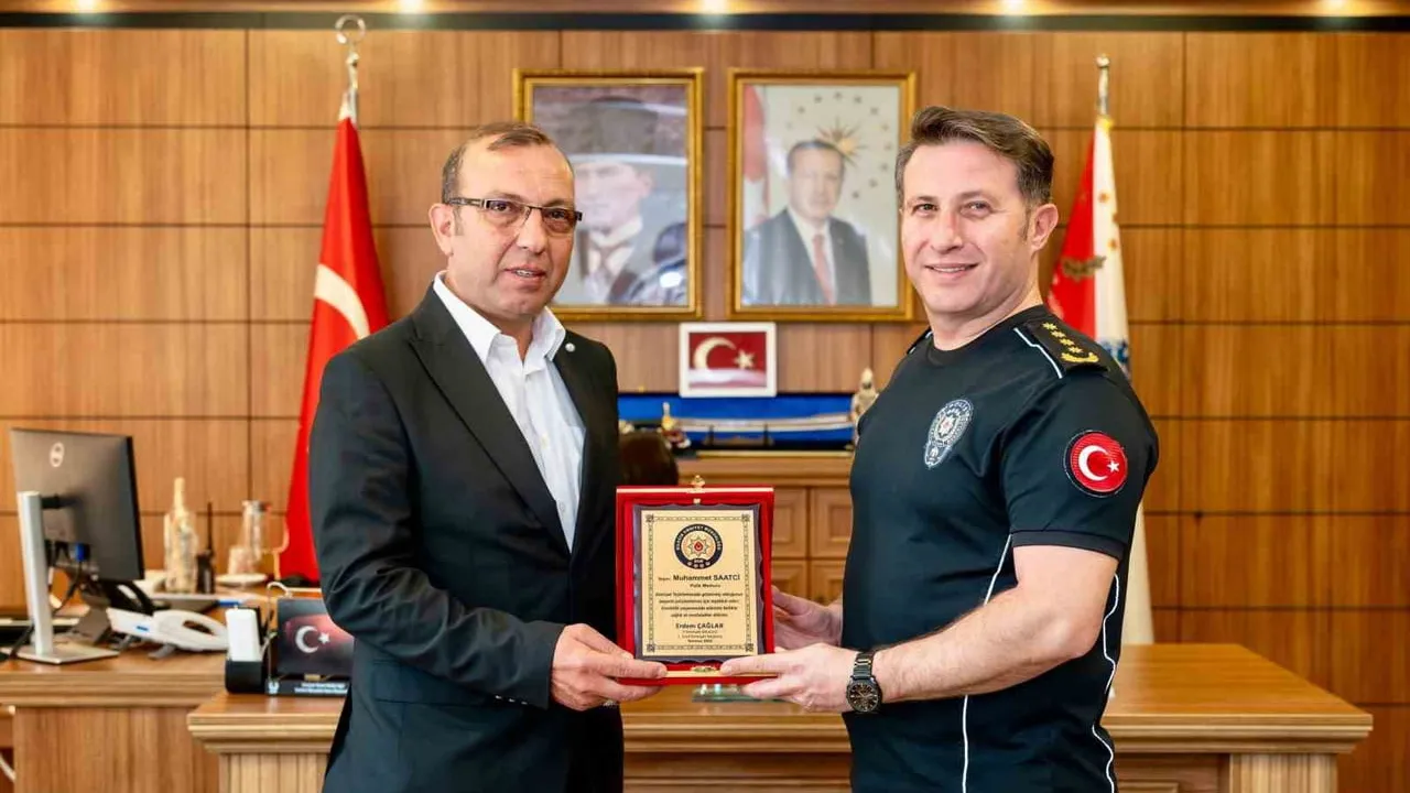 Emekliye ayrılan polis memuruna veda plaketi