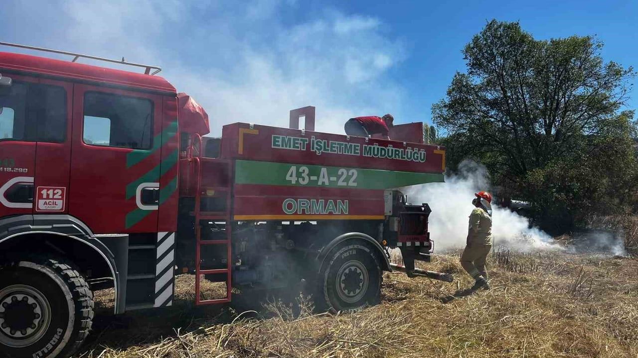 Emet’te arazi yangını: 2 dönüm alan zarar gördü
