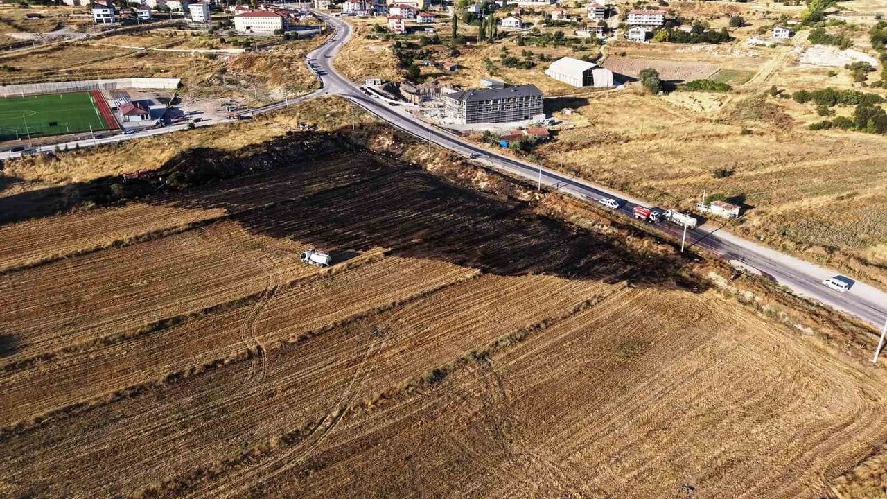 Emet’te arazi yangını korkuttu: bir itfaiye eri dumandan etkilendi