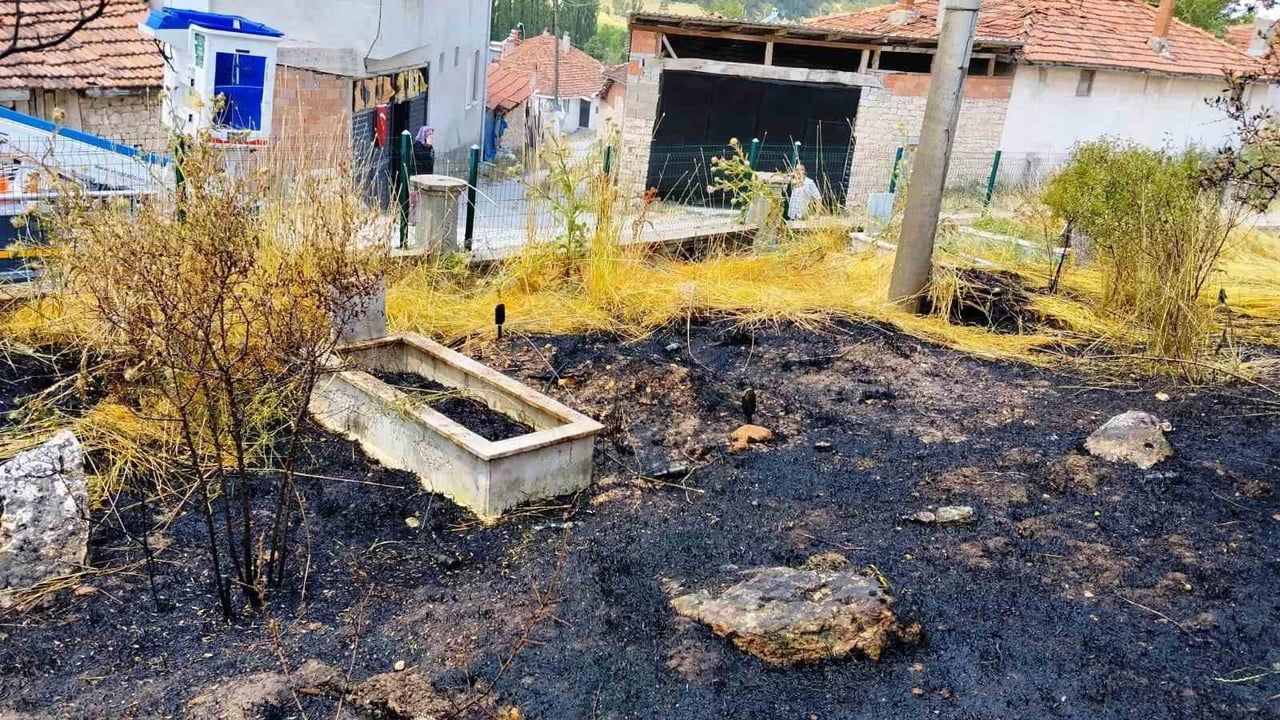 Emet'te mezarlık yangını 10 kabiri etkiledi, ekiplerin müdahalesi alevleri durdurdu