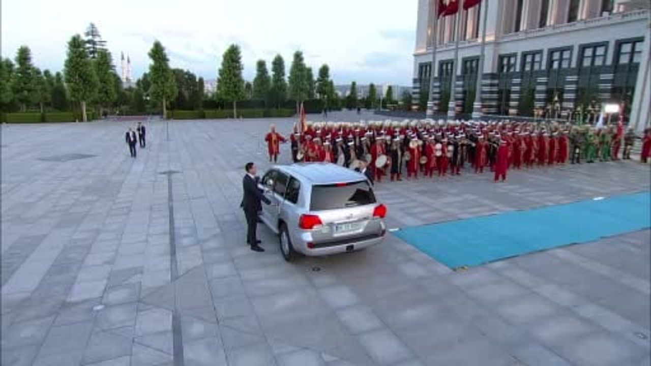 Emine Erdoğan, Macron’un elini öpmeye izin vermedi