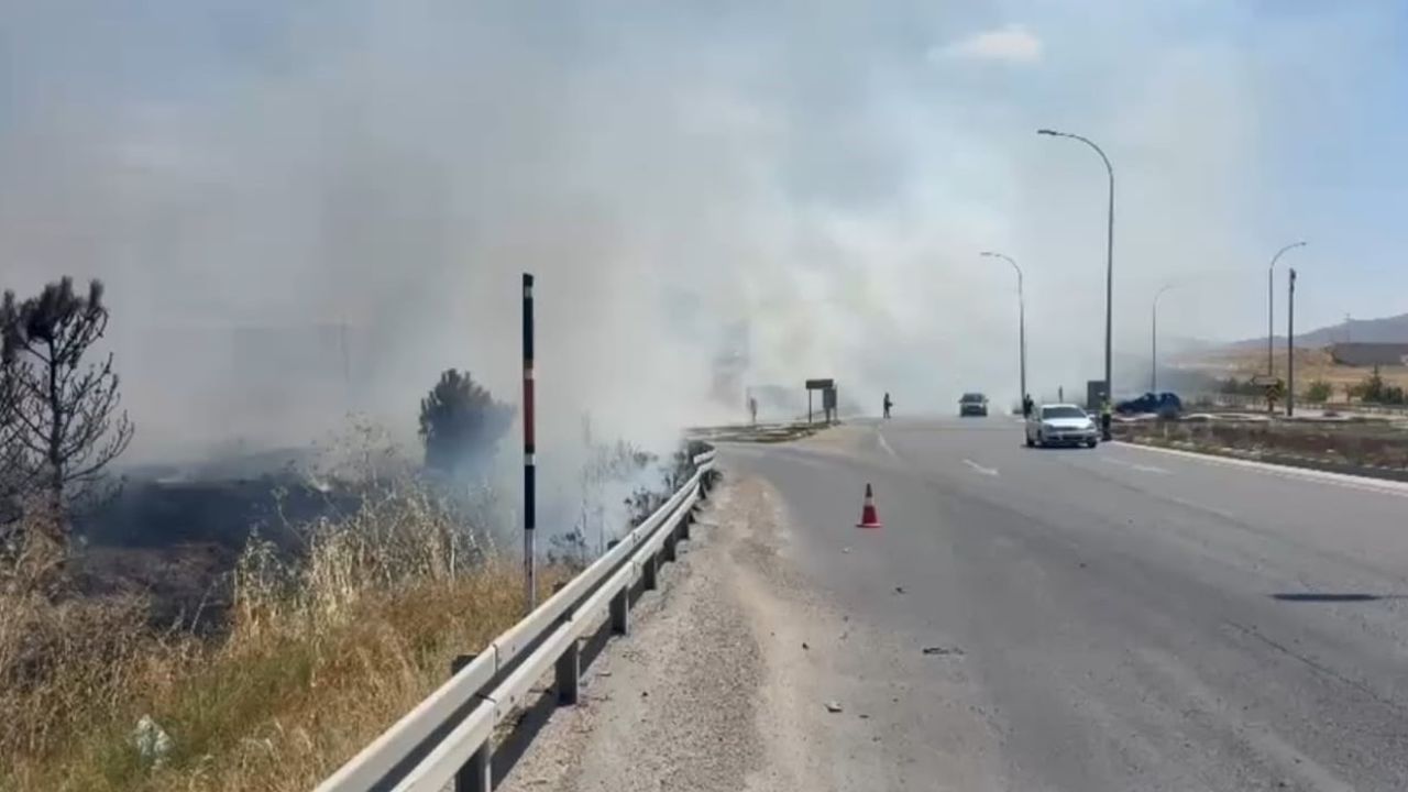 Emirdağ'da anız dumanı trafikte kısa süreli kesinti yarattı