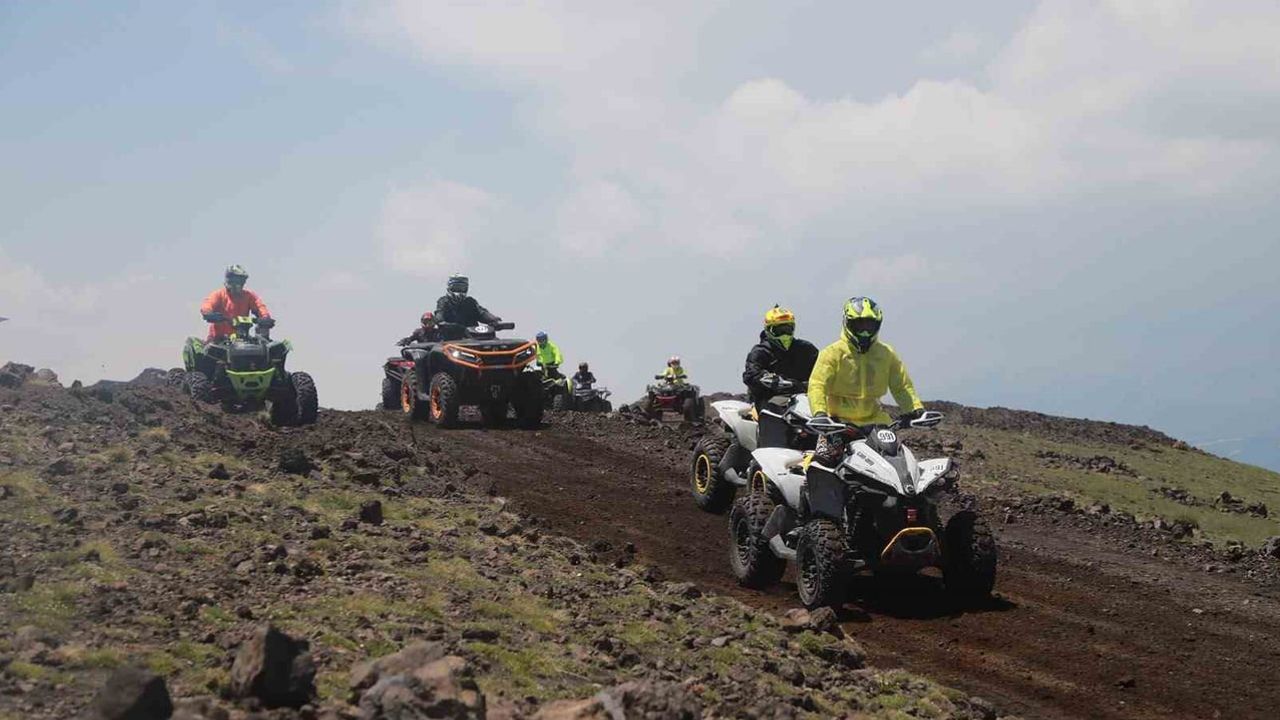 Enduro şampiyonasının finali Tendürek'te 'Terörsüz Türkiye' pankartıyla başladı