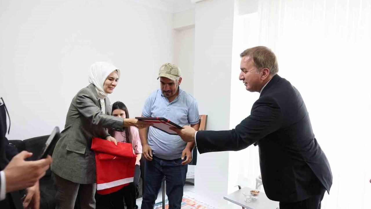 Engelli kardeşlerine ömrünü adayan Çilem’e ev tapusu teslim edildi