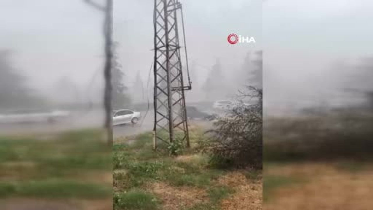 Erbaa'da aniden bastıran sağanak yer yer ulaşımı zorlaştırdı