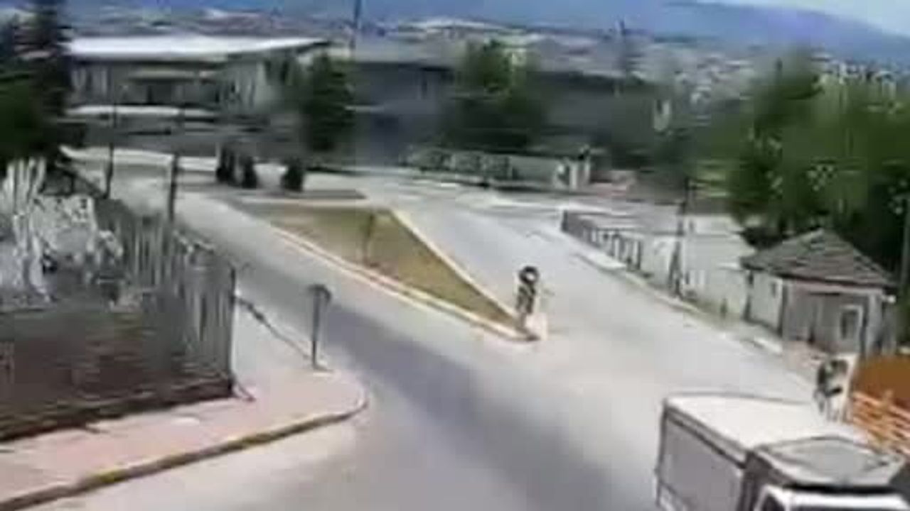 Erbaa'da otomobil elektrik direğine çarparak takla attı, sürücü yaralandı