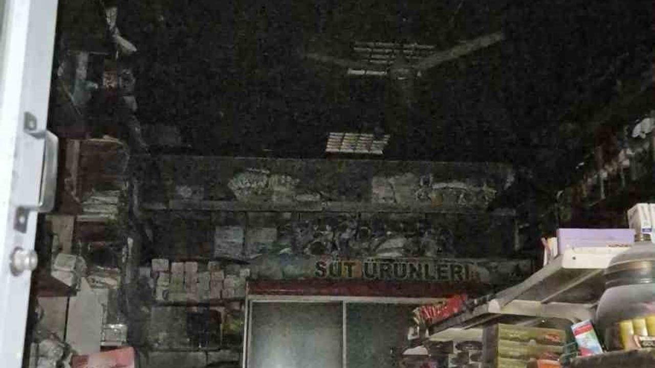 Erciş'te dükkanda çıkan yangın itfaiye ekiplerince söndürüldü