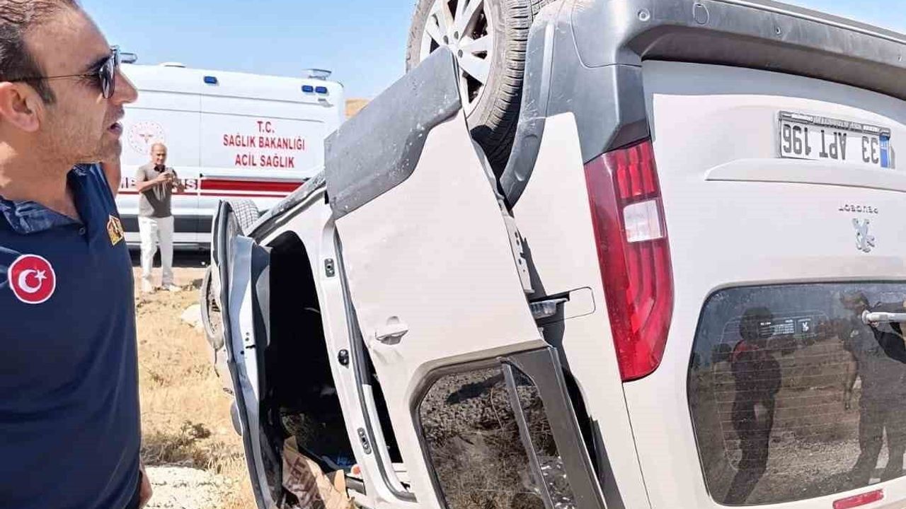 Erciş'te takla atan kamyonet dört kişiyi yaraladı