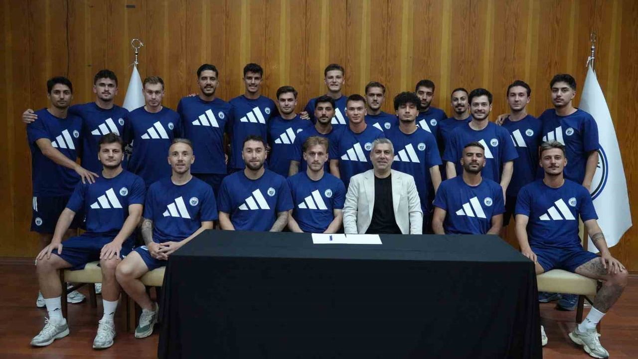 Erciyes 38 FK'dan bolu kampında 11 yeni transfer için imza töreni