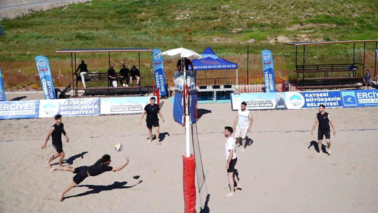 Erciyes’te 2 bin 200 metrede plaj voleybolu turnuvası düzenlendi