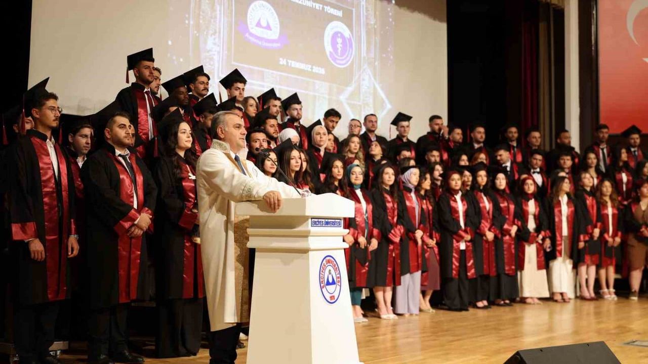 Erciyes'te veteriner hekimliğe 78 yeni mezun uğurlandı
