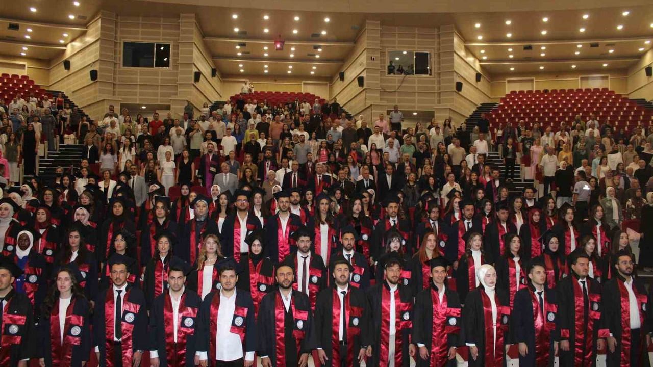 Erciyes Üniversitesi Eczacılık Fakültesi'nde 95 öğrenci mezuniyet sevinci