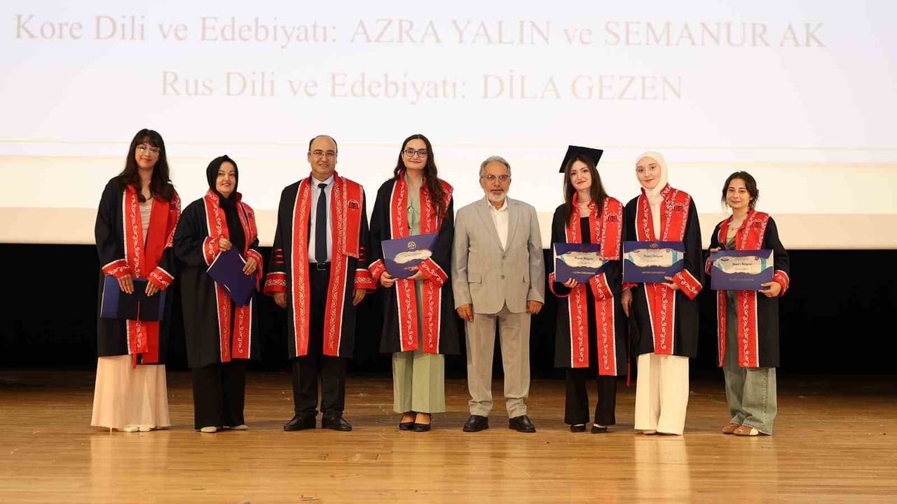 Erciyes Üniversitesi (ERÜ) Edebiyat Fakültesi'nden 450 öğrenci mezun oldu