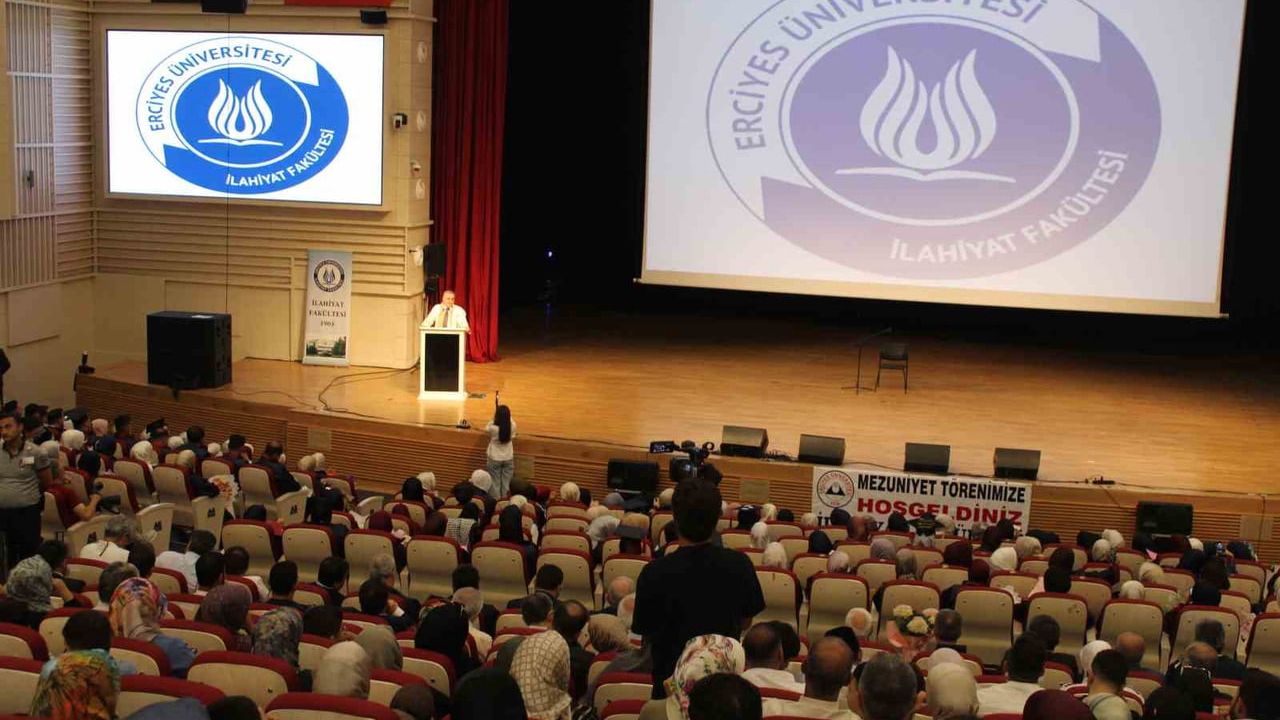 Erciyes Üniversitesi İlahiyat Fakültesi'nde mezuniyet sevinci