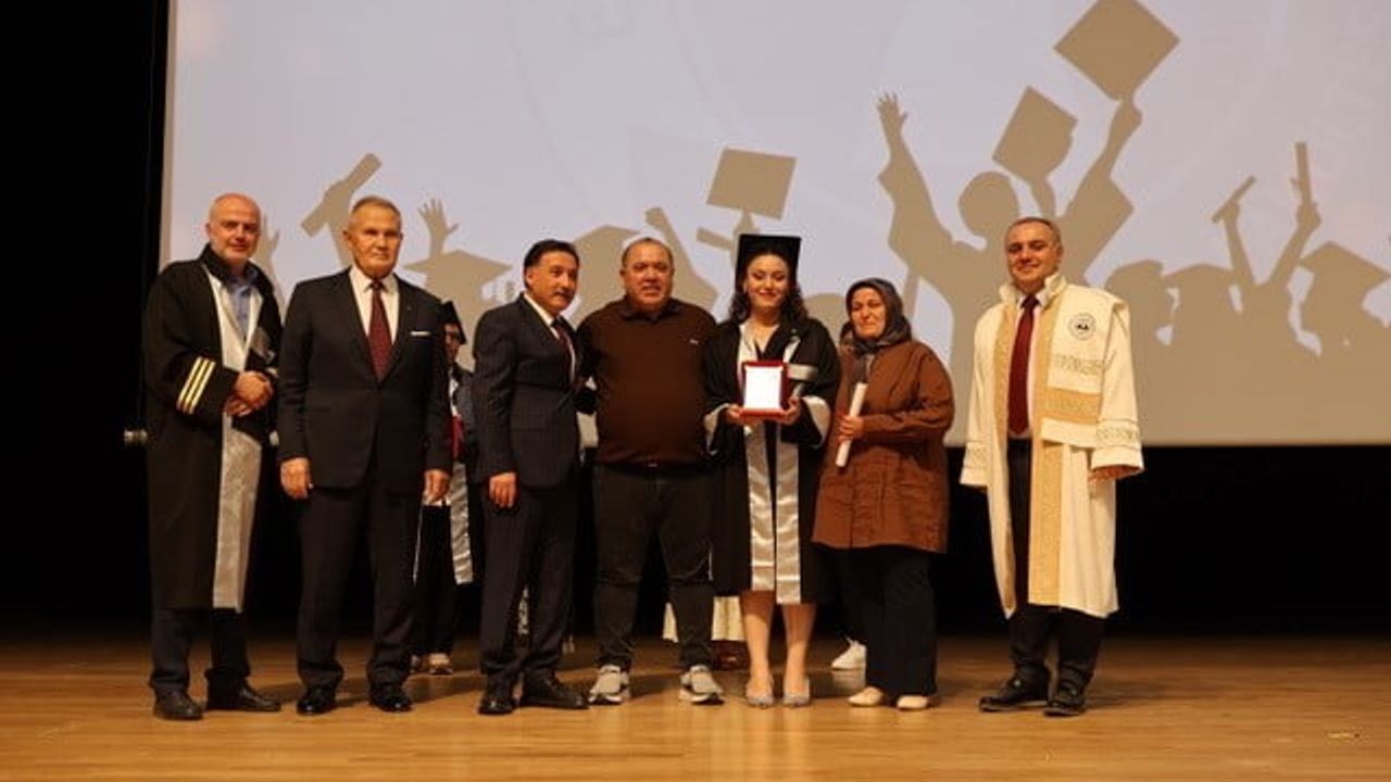 Erciyes Üniversitesi iletişim fakültesinin 20. dönem mezuniyet törenine Süleyman Çetinsaya katıldı