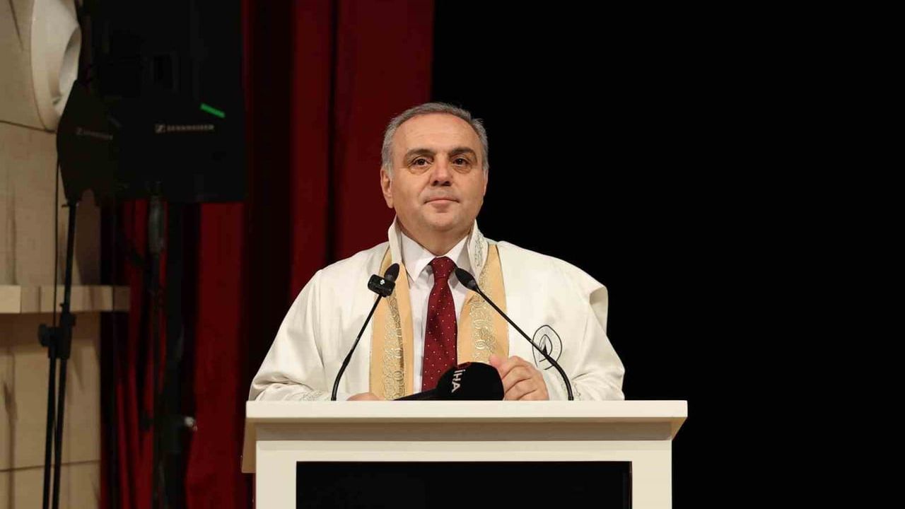 Erciyes Üniversitesi Mimarlık Fakültesi'nde mezuniyet sevinci