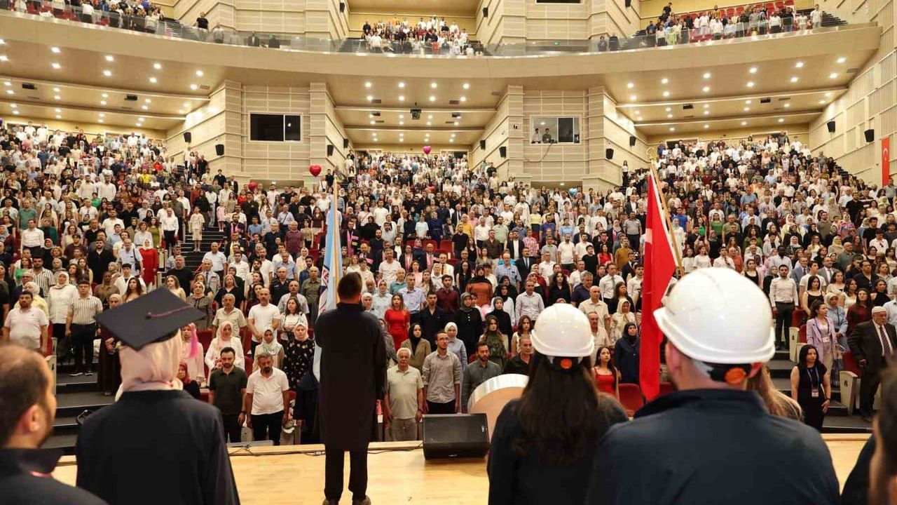 Erciyes Üniversitesi'nde 702 mühendis mezun oldu